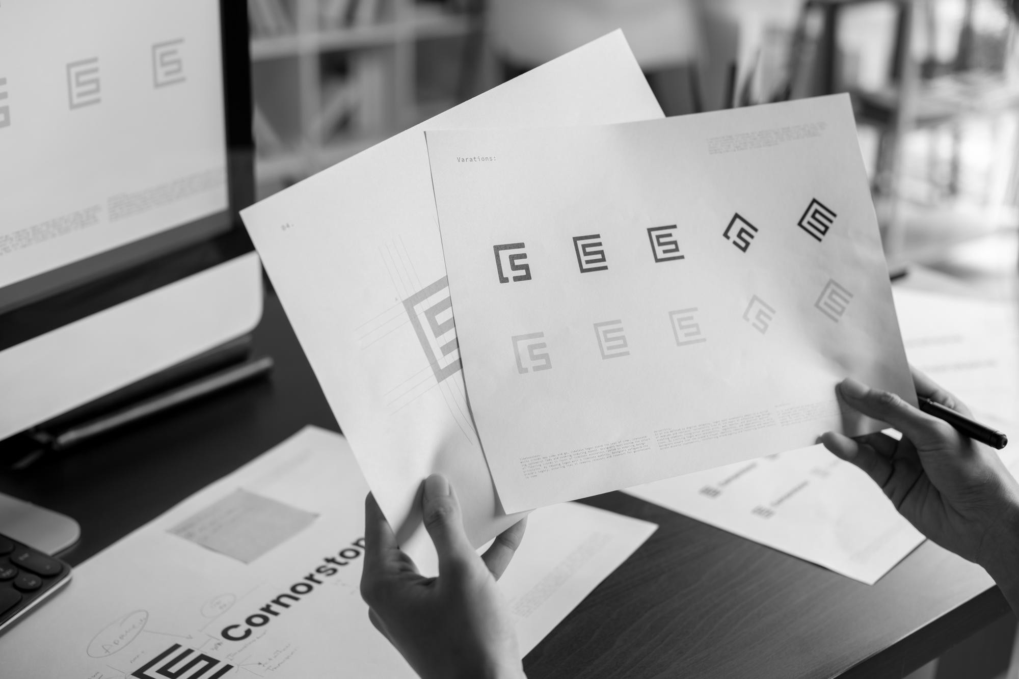 Graphiste qui dessine un logo - processus de création