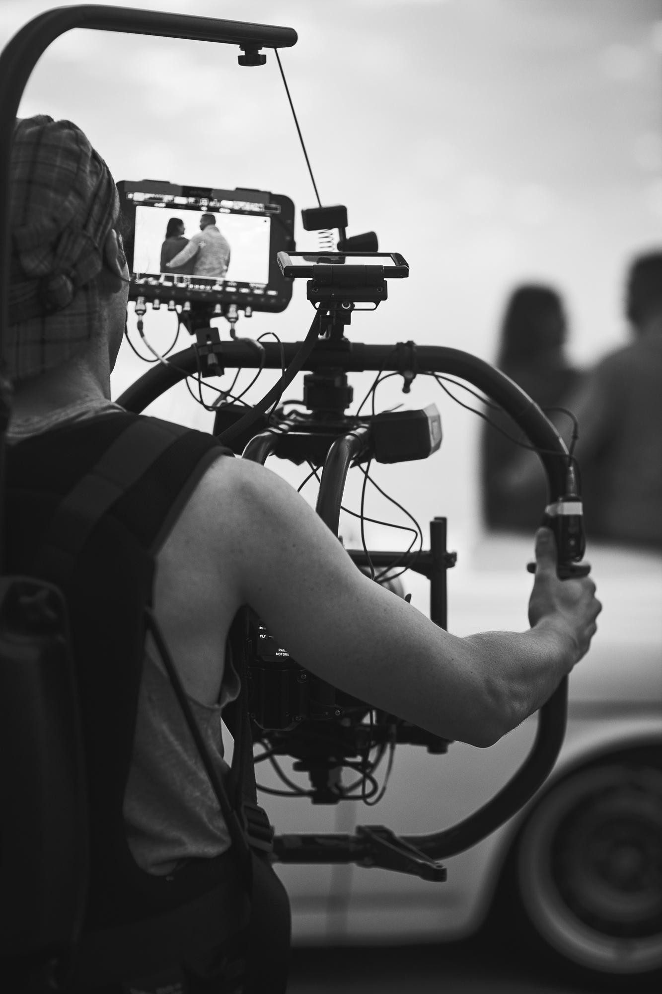 Réalisateur en tournage vidéo au coucher du soleil