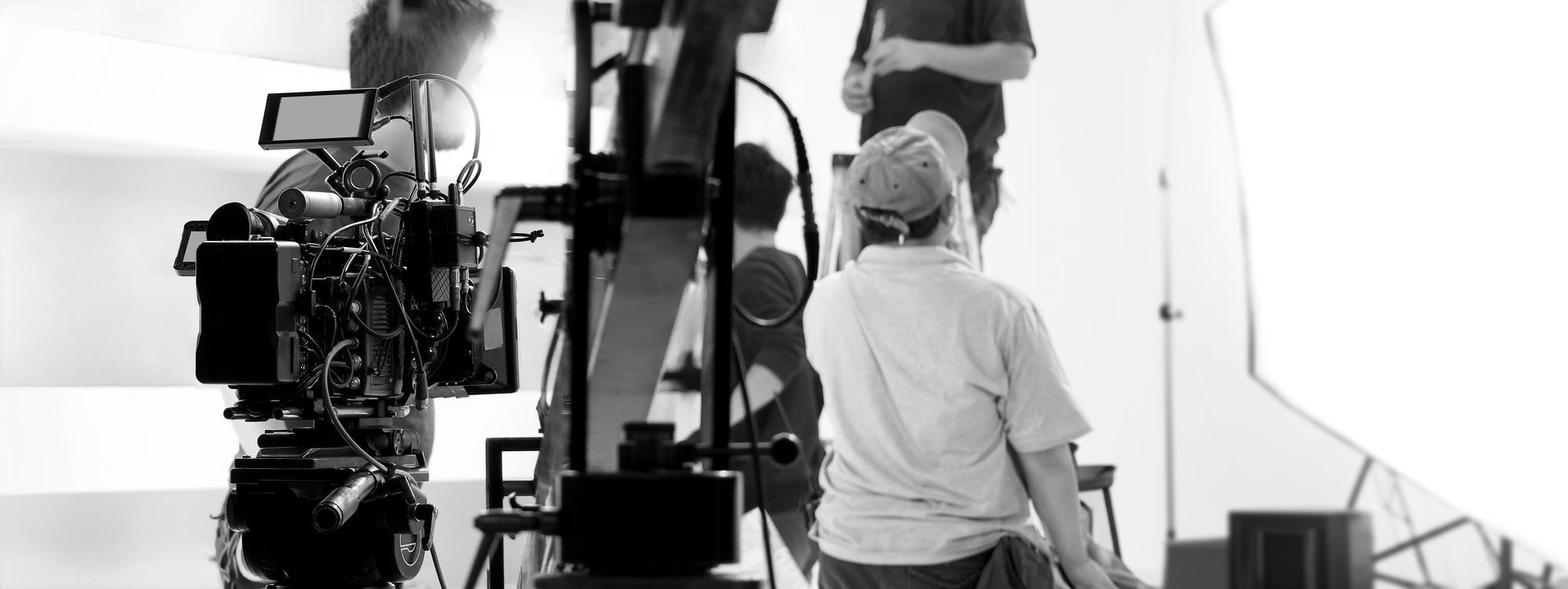 Équipe de tournage avec matériel cinéma professionnel
