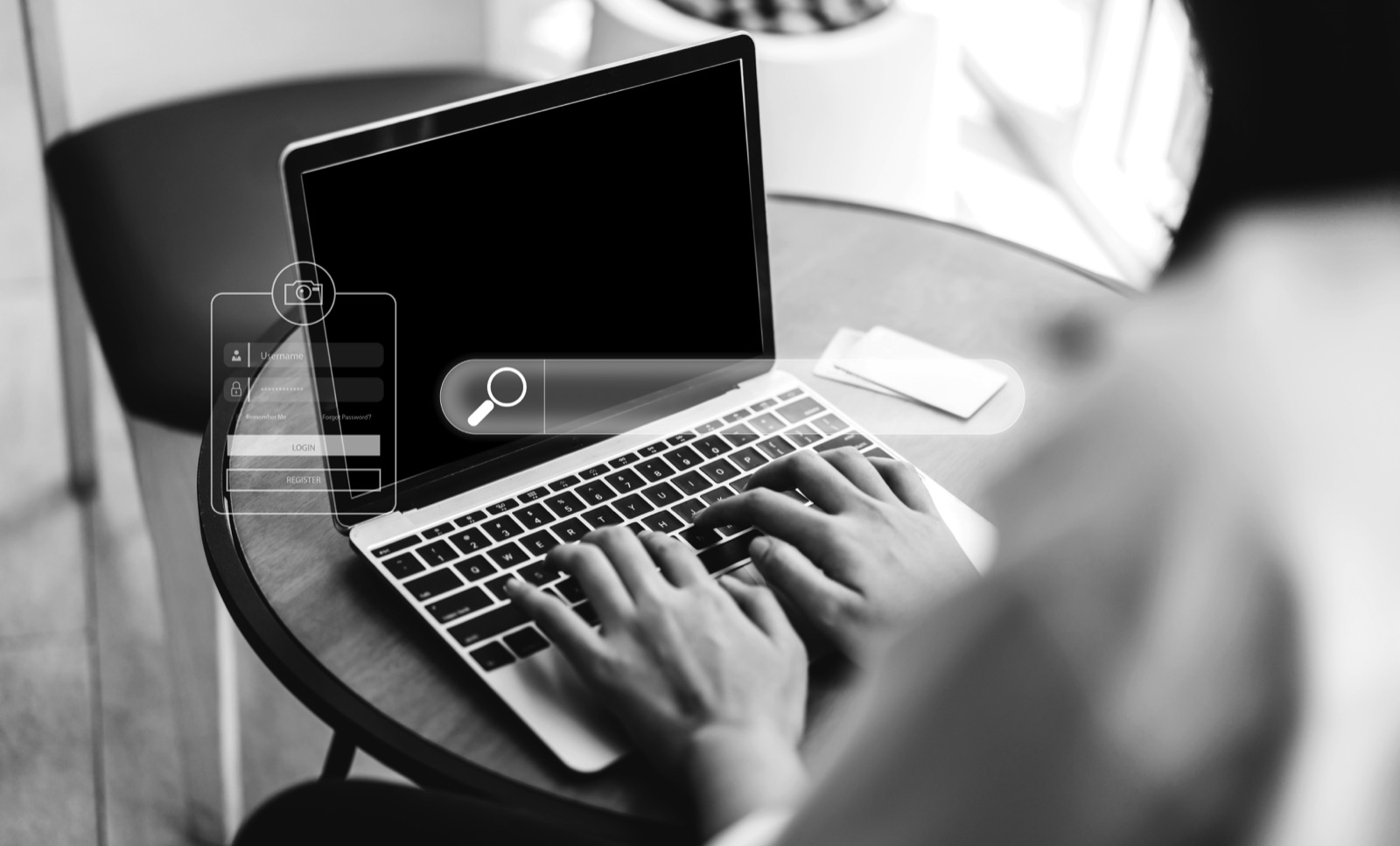 Femme utilisant une barre de recherche sur son ordinateur portable