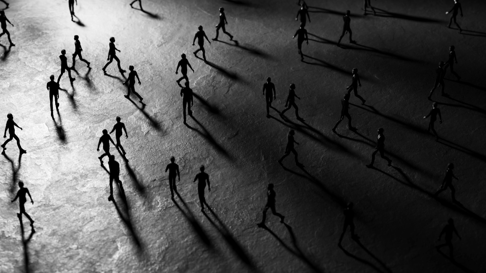 Foule marchant dans la même direction avec de longues ombres